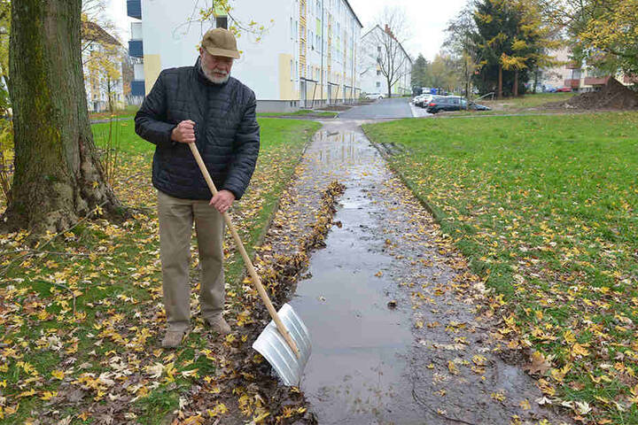 Claus Modaleck (77)
schob gestern notdürftig
den Schlamm
beiseite, den der
nächtliche Regen auf
den Weg gespült hatte.