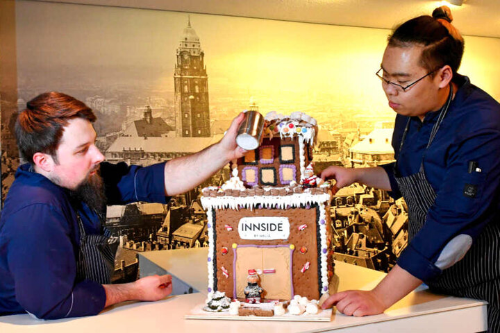 Sehr modern: Dieses Pfefferkuchen-Hochhaus haben sich William Arnold (26, l.) und Hieu Hoang (19) vom "Innside"-Hotel ausgedacht.