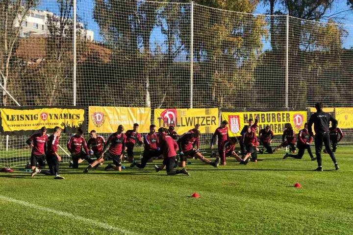 Die Spieler beim Warm-Up für den zweiten Tag im Dynamo-Camp.