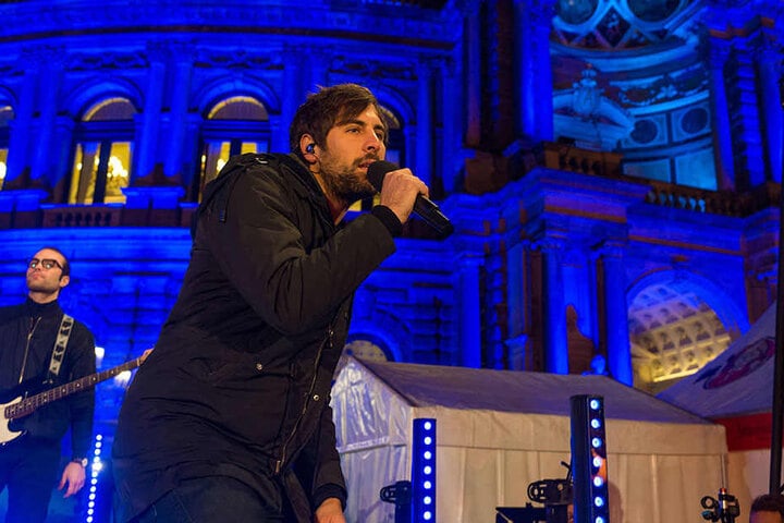 Sänger Max Giesinger (29) begeisterte die Gäste vor der Semperoper.