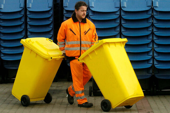 Der Mann von der Müllabfuhr: Ab 2019 sollen alle Plastikabfälle in Gelben Tonnen landen.