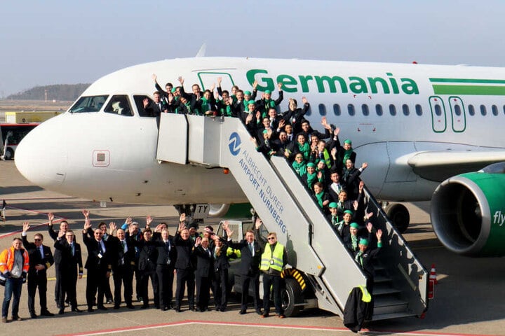 Letztes Abschiedsfoto: Mitarbeiterinnen und Mitarbeiter der insolventen Fluggesellschaft Germania haben sich für ein Abschiedsfoto am Airport Nürnberg zusammengefunden.