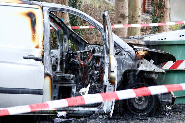 Der Innenraum des Autos ist komplett ausgebrannt.