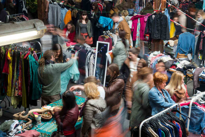Beim Mädelsflohmarkt "Weiberkram" gibt's jede Menge coole Klamotten zu Schnapperpreisen.