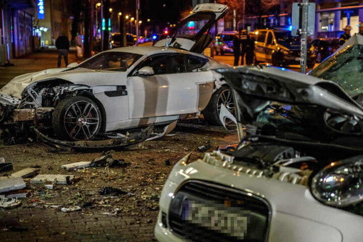 Das Pärchen, das in dem Kleinwagen (rechts) saß, war sofort tot.