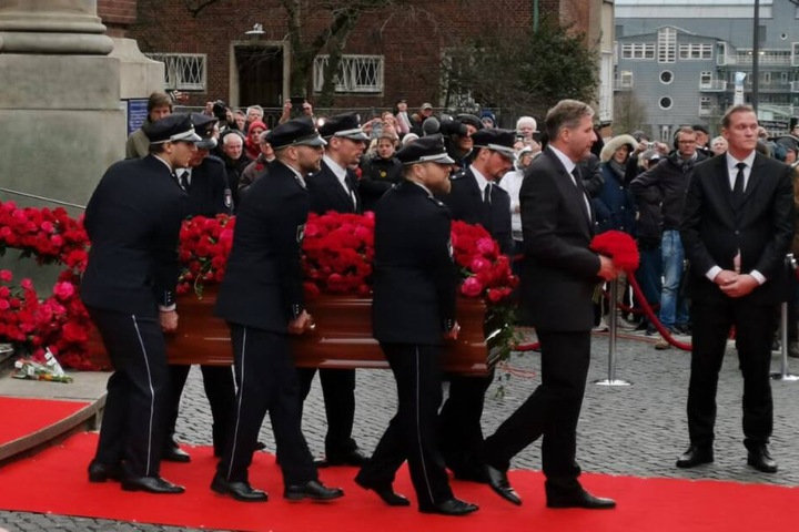 Polizeibeamte tragen den Sarg mit Jan Fedder aus der Kirche.