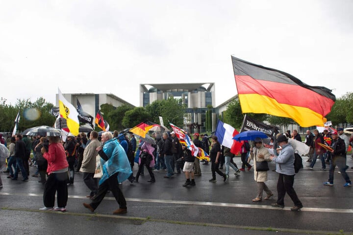 Mit Fahnen ziehen am 01.07.2017 in Berlin die Teilnehmer einer rechten Demonstranten am Bundeskanzleramt vorbei.