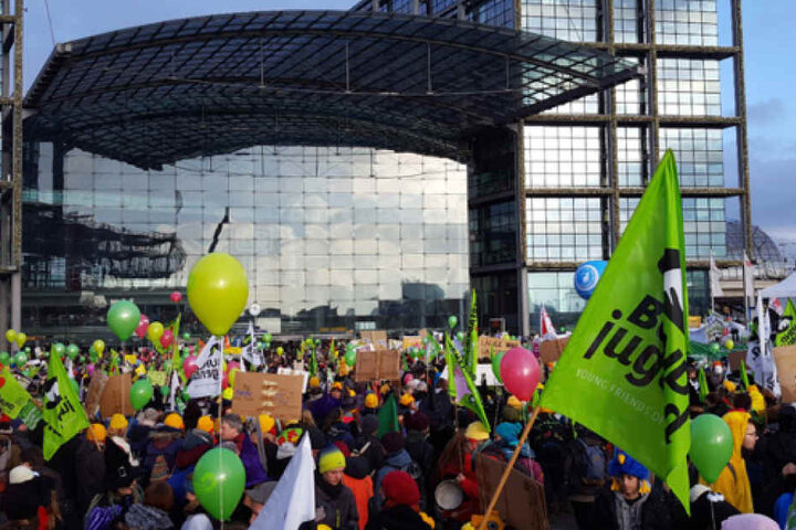 Die Demonstranten haben sich vorm Berliner Hauptbahnhof versammelt.