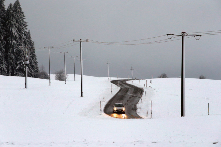 Die schneebedeckte Allgäuer Landschaft bei Görisried (Bayern).