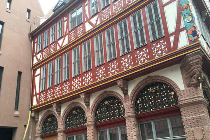 Dieser optische Hingucker steht direkt gegenüber dem Frankfurter Dom.