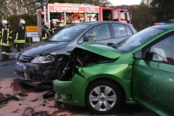 Frontal krachten beide Autos ineinander.