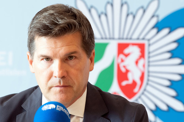 Ulrich Bremer, Oberstaatsanwalt, beantwortet bei einer Presskonferenz Fragen von Journalisten.
