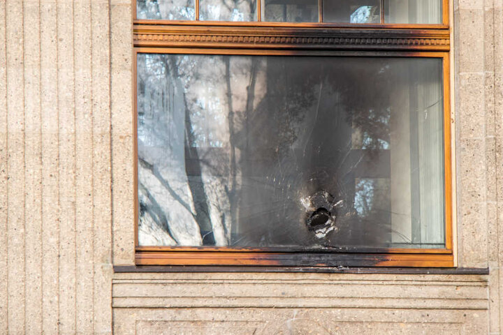 Dieses Fenster des BGH-Besprechungsraums ist aus Panzerglas. Die Angreifer brannten ein Loch hinein.