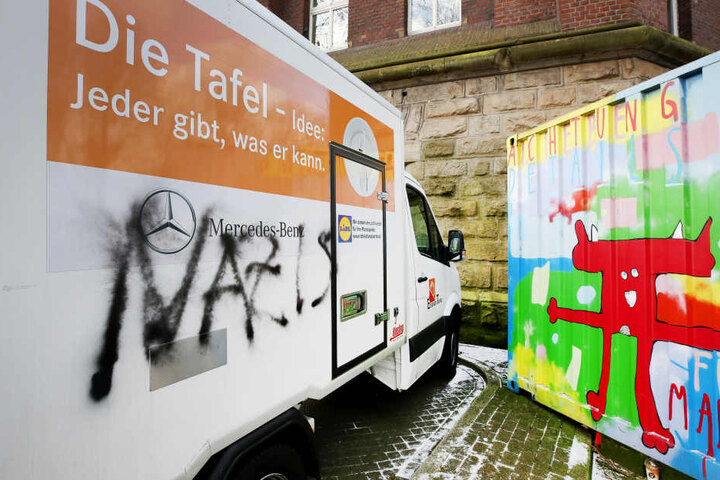 Erst kürzlich waren Lieferfahrzeuge der Essener Tafel von Gegnern des Aufnahmestopps beschmiert worden.