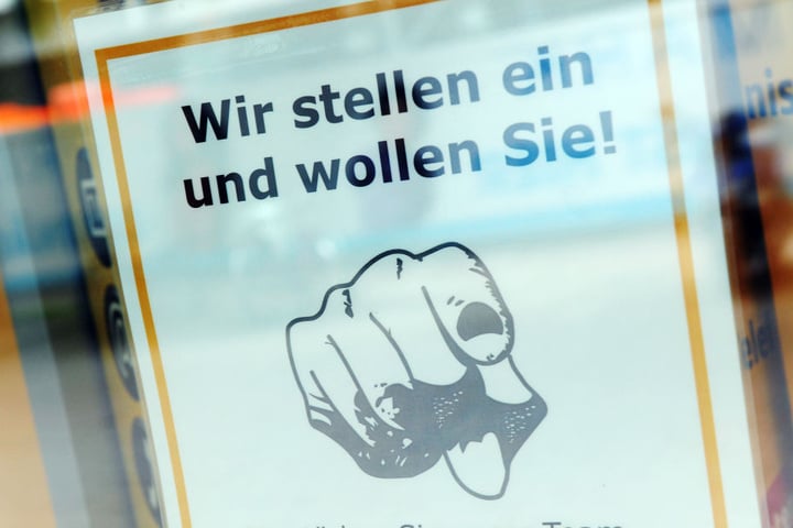 In vielen Firmen, Geschäften und Konzernen werden Mitarbeiter gesucht.