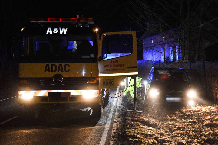 Der gestohlene Wagen wird abgeschleppt.