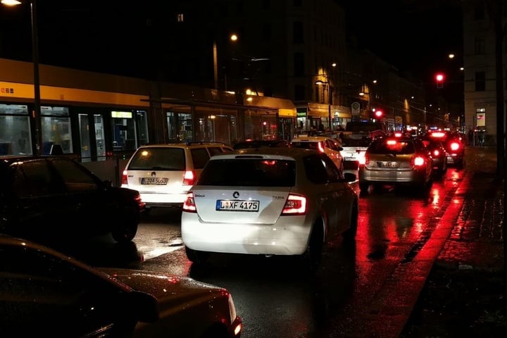 Rotlicht im Waldstraßenviertel! Wie hier an der Haltestelle Leibnizstraße ging es im Schneckentempo voran - wenn überhaupt.