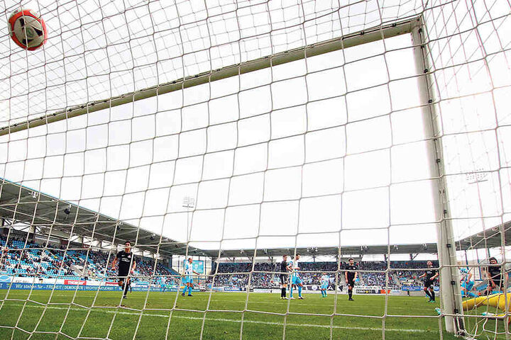 Das Tor zum 3:0-Endstand gegen Rathenow: Zwischen zwei Abwehrspielern hindurch netzte Pelle Hoppe (r. neben dem Pfosten) mit einem Flachschuss ein. Torwart Luis Zwick streckte sich vergeblich.