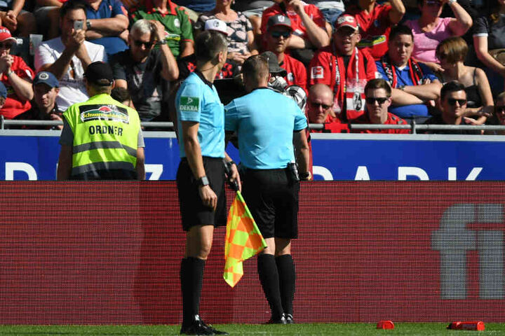 Schiedsrichter Kampka guckte sich das vermeintliche Tor zum 1:0 für Köln an und nahm es dann wieder zurück (37.).