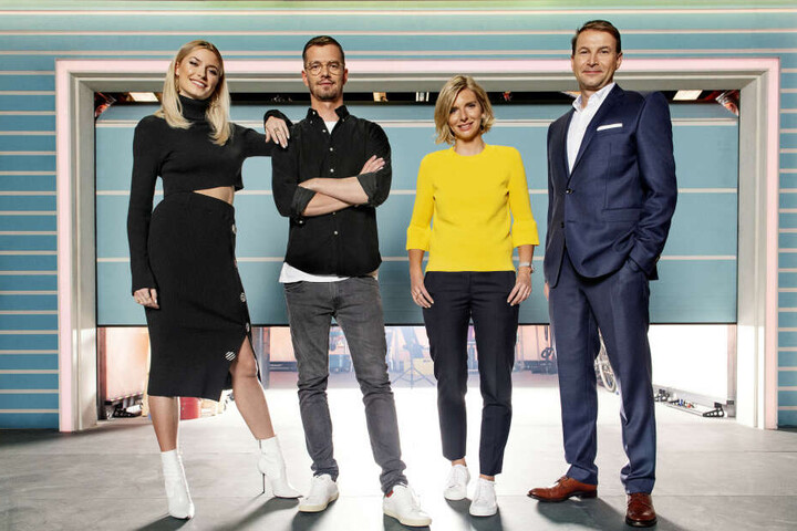 „Amorelie“-Gründerin und -Geschäftsführerin Lea-Sophie Cramer, die Moderatoren Lena Gercke und Joko Winterscheidt sowie „Rewe“-Einkaufschef Hans-Jürgen Moog