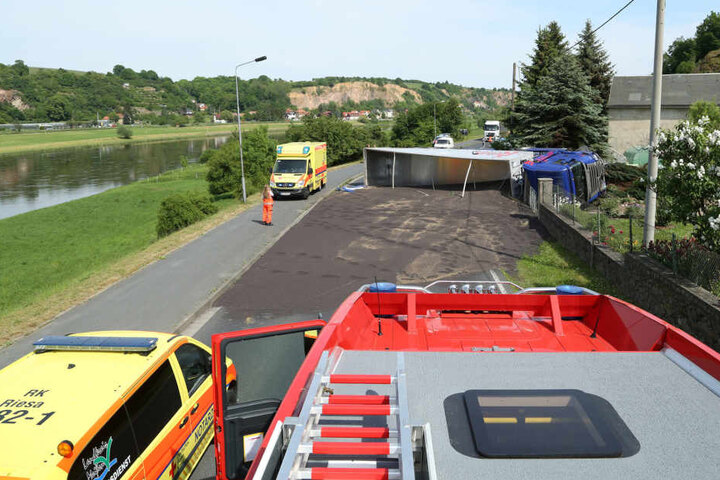 Ein Audi war in den Gegenverkehr geraten und krachte gegen einen Lkw. Dieser kippte daraufhin um.