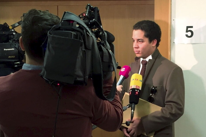 Der 26-jährige Dominik Bayer aus dem Rheinland, der sich bei einem Besuch in Eichstätt von Frauenparkplätzen diskriminiert fühlte und dagegen klagte, wird im Gerichtsgebäude interviewt.