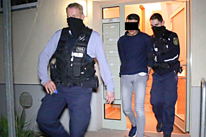 Bei einem zweiten Einsatz in Helbersdorf nahm die Polizei einen „Nicht-Beschuldigten“ mit.
