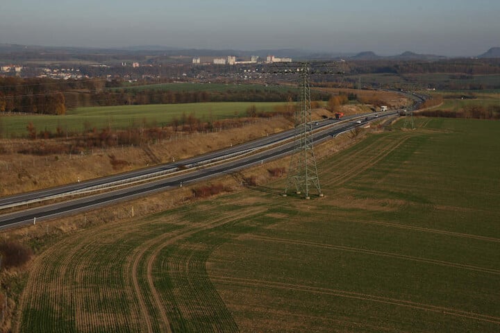 Am Autobahnzubringer zur A 17 soll auf einer Fläche von 196 Fußballfeldern ein Industrie- und Gewerbegebiet entstehen.