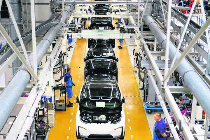 Blick auf die Fertigungslinie des Elektroautos i3 im Leipziger BMW-Werk. Doch E-Autos haben es auf dem Markt noch schwer.