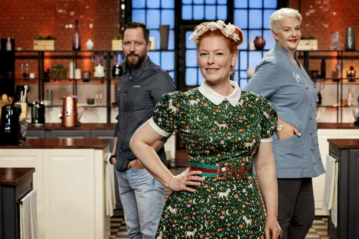 Moderiert wird die Show von Enie van de Meiklokjes (45), die Jury bilden die beiden Kuchen-Experten Bettina Schliephake-Burchardt (48) und Christian Hümbs (38).