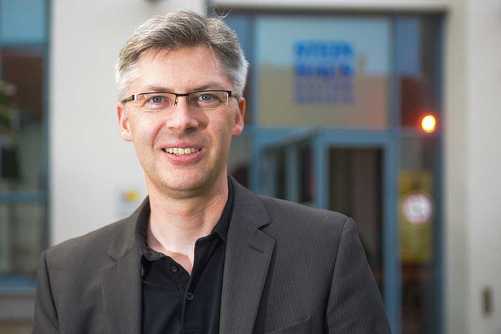 Sorbe Jan Budar (39) findet das Plakat der Alternative für Deutschland gar nicht zum Lachen.
