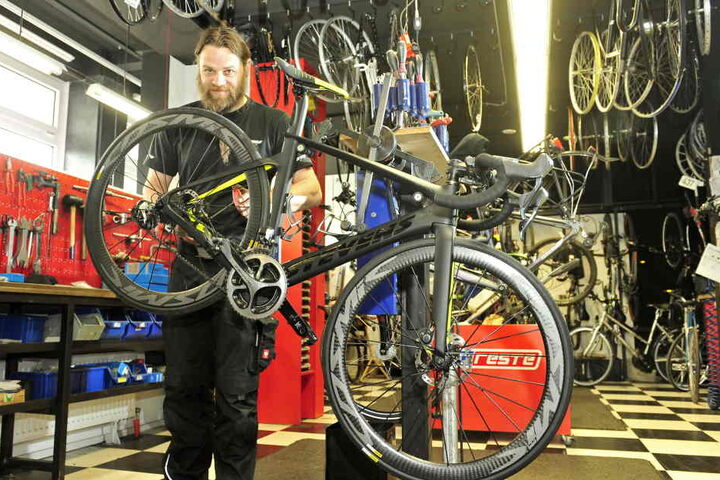 Mechaniker Norbert Franke (39) bringt in der Werkstatt von "Radschlag" alle Fahrräder in Ordnung.