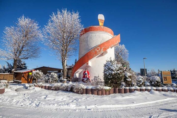 Das Gasthaus „Zum Sternblick“ mit Wasserturm steht neben dem neu gebauten
Stadion und brummt besonders am Wochenende.