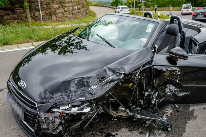 Der Fahrer des Audi TT war zu schnell unterwegs und krachte frontal in einen Mercedes.