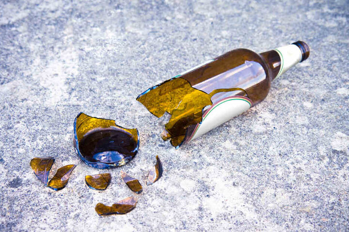Der Täter soll mit einer abgebrochenen Glasflasche zugestochen haben (Symbolbild).