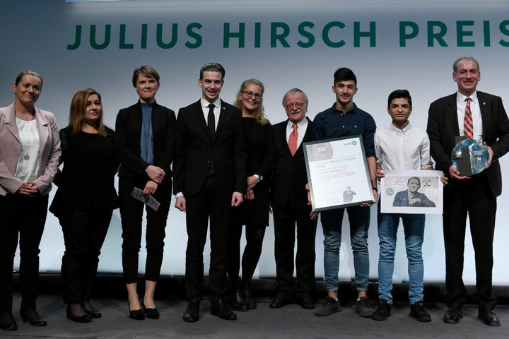Freudig präsentieren die Vereinsmitglieder vom SC Aleviten Paderborn ihren Preis.