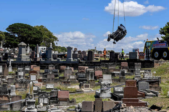 Per Kran musste das Trümmer-Auto von dem Friedhof gehoben werden.