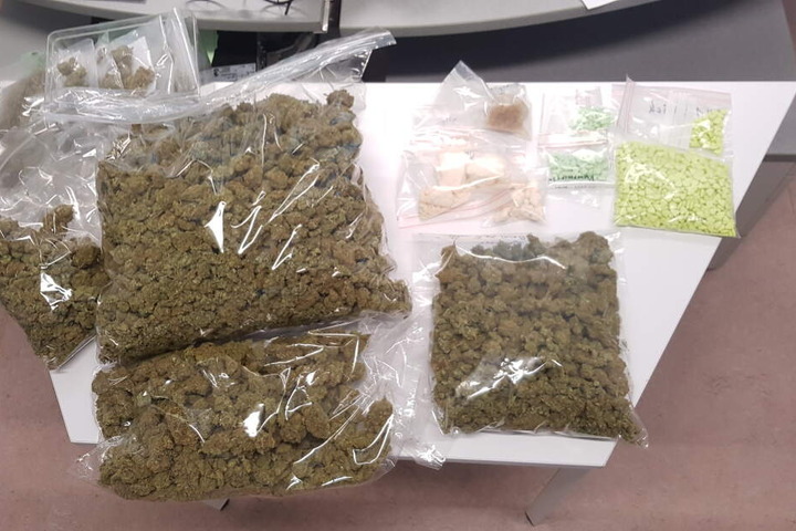 In der Wohnung lagen diverse Drogen wie Marihuana und Ecstasy.