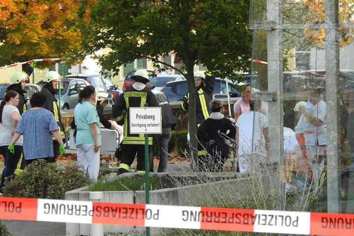 Die Einsatzkräfte suchen das Gebäude nun nach Sprengstoff ab.