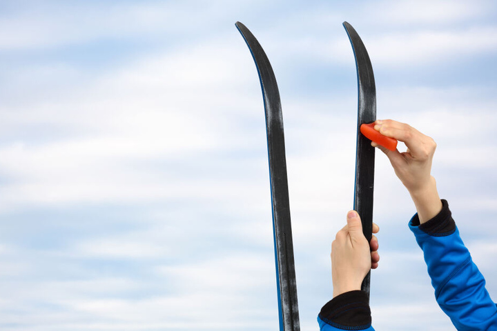 Wer kennt es nicht: Bevor es mit dem Langlauf losgehen kann, müssen die Ski noch aufwändig gewachst werden.