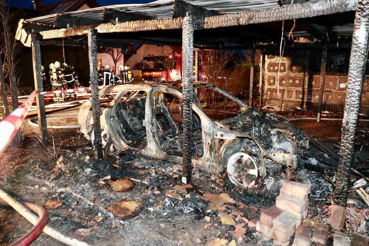 Das Feuer war im Carport ausgebrochen.