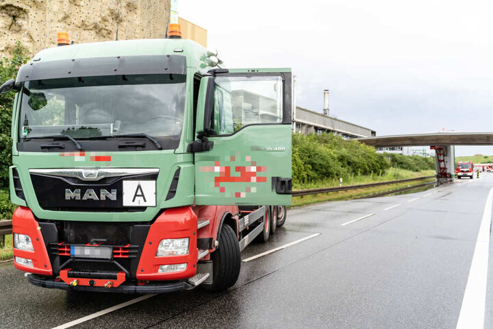 Der Fahrer des Muldenkippers wurde leicht verletzt.