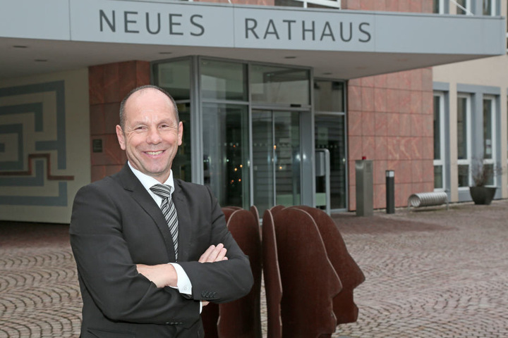 Meeranes Oberbürgermeister Lothar Ungerer (58) spielt den
Geheimniskrämer.
