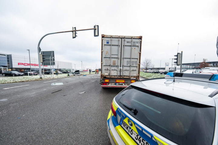 Polizei und Feuerwehr sind mit den Aufräumarbeiten beschäftigt.