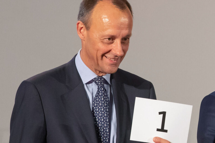 Friedrich Merz, früherer CDU/CSU-Fraktionschef,hält bei der CDU-Regionalkonferenz die Losnummer eins.