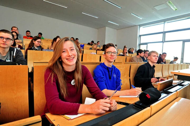 Zur Campuswoche besuchten Annika Nörenberg (17) aus Mainz und Mathias Höhne (18) aus Zwickau eine Mathematikvorlesung.
