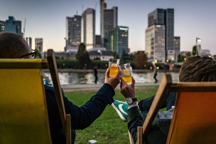 Cheers: 750.000 Einwohner genießen die Stadt Frankfurt.