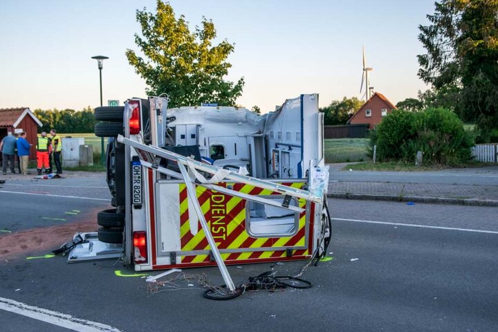 Der Rettungswagen kam auf der Seite zum Liegen.