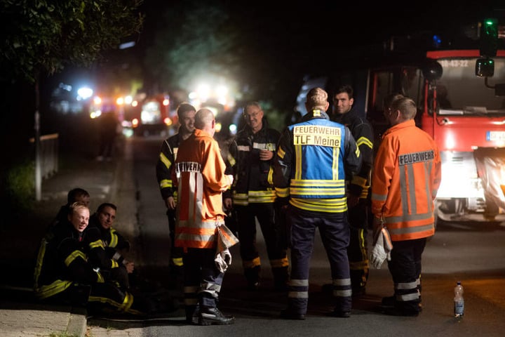 Ein Großaufgebot der Feuerwehr evakuierte die umstehenden Häuser.