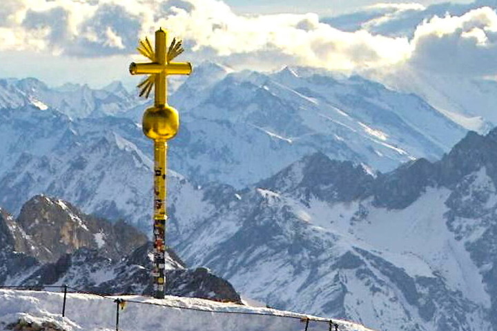 Das Gipfelkreuz der Zugspitze. Mit 2962 Metern ist sie Deutschlands höchster Berg.